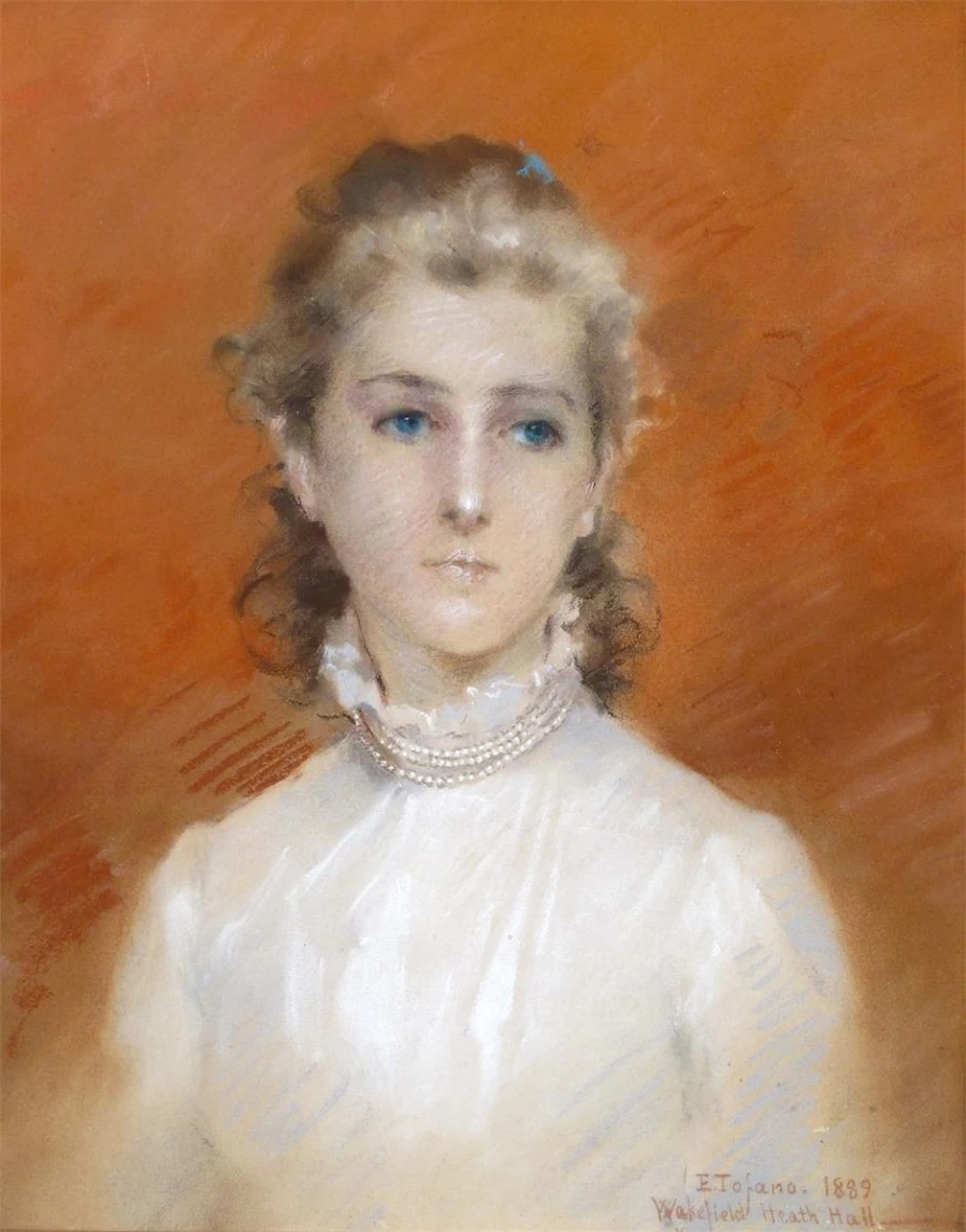 Ragazza con una collana di perle